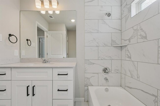 Building Photo - 112 Comet Pointe Dr