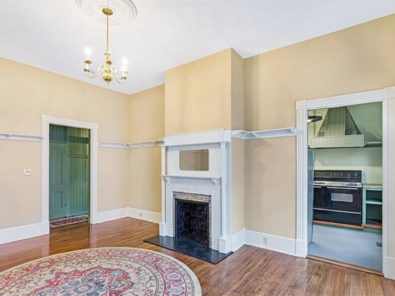 Building Photo - 212 W 40th St
