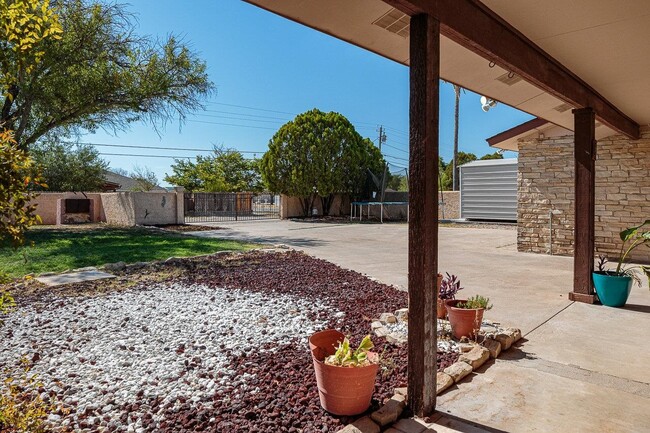 Building Photo - 323 Meandering Way