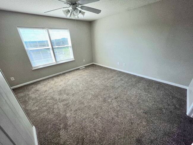 Building Photo - Large 4 Bed / 3 Bath House in Residential ...