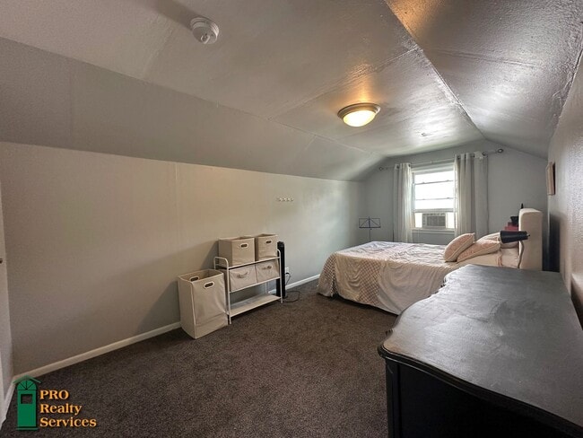 Building Photo - 3 Bedroom Home in Highland Park