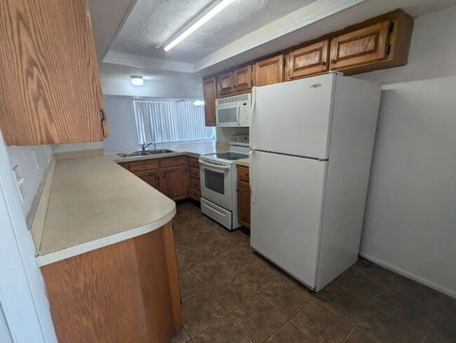 Building Photo - CORNER LOT 2/2 over 1246sf with NEW lvp fl...