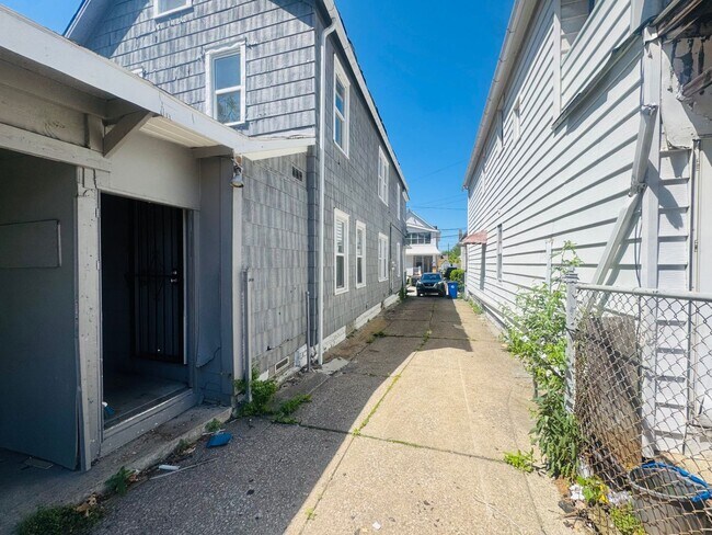 Building Photo - 3405 Roehl Ave