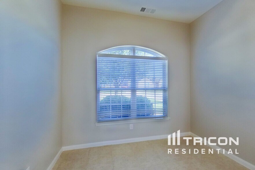 Building Photo - 616 Meadow Springs Dr