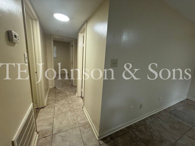 Building Photo - 1506 Oakshire-Water Included