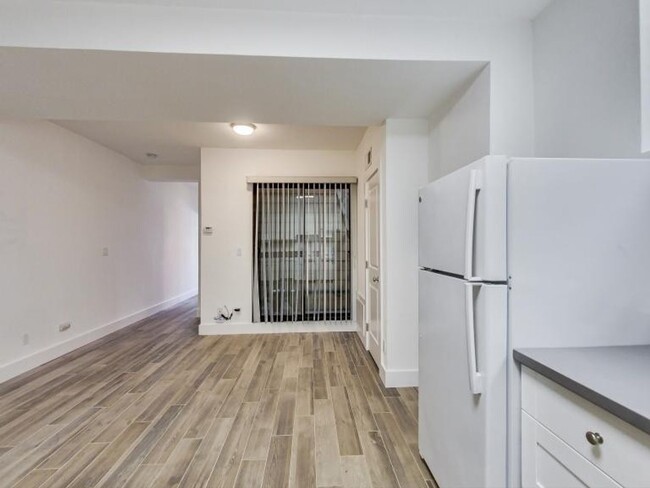 Building Photo - Mission 1BR in the Heart of it All!! In Un...