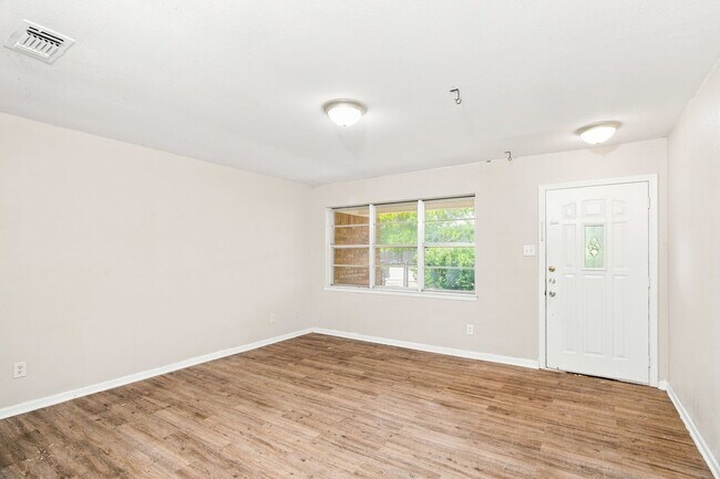 Building Photo - 2312 Hunt Dr