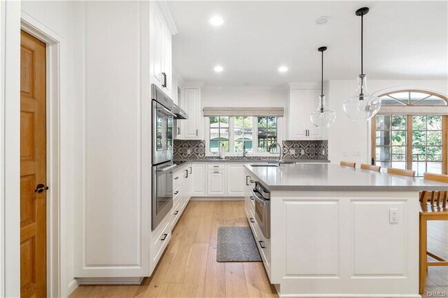 Building Photo - 4359 Fairlawn Dr