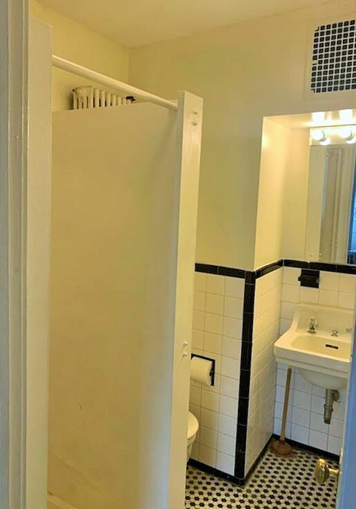 Building Photo - 2315 N Charles St