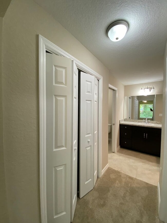 Building Photo - Custom Home - Desirable SE Ocala Neighborh...