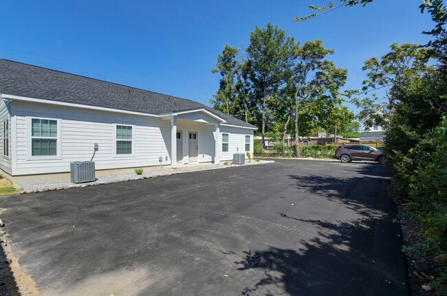 Building Photo - Pre-Leasing for the 26-27 School Year! - N...