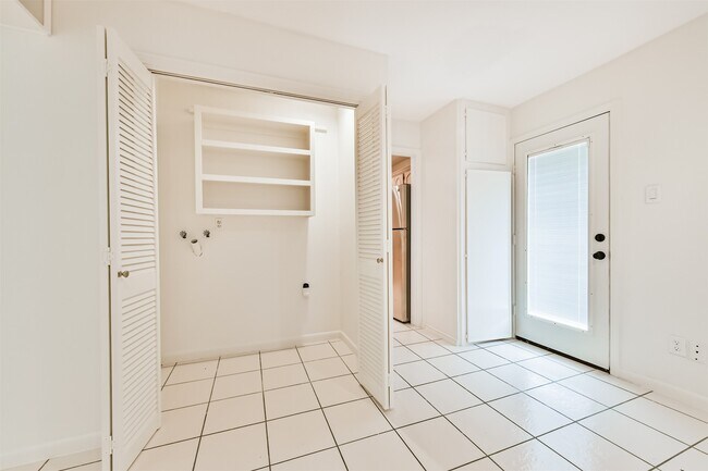 Building Photo - 807 Stadium Cir