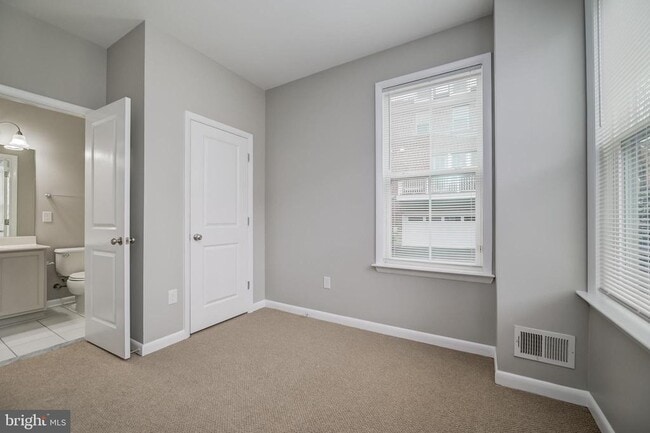 Building Photo - 252 Hemingway Dr