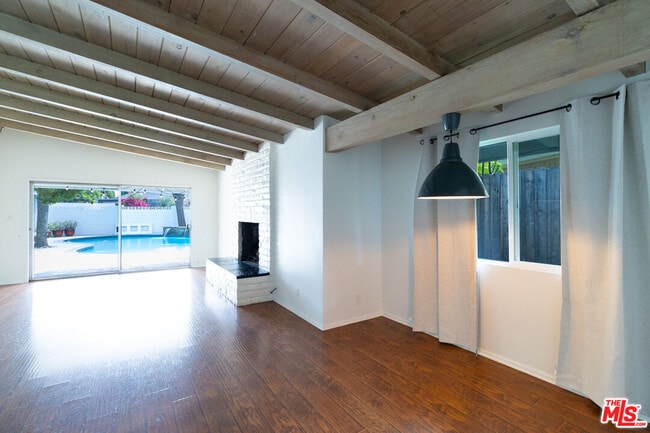 Building Photo - 5652 Fallbrook Ave