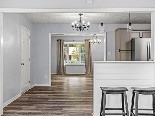 Building Photo - Charming 3 Bedroom Home!