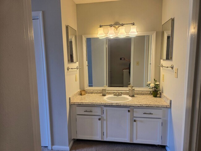 Building Photo - Convenient 2BR/2.5BA Condo in Chapel Hill