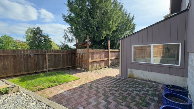 Building Photo - Private Olympia Townhome w Fully Fenced Ba...