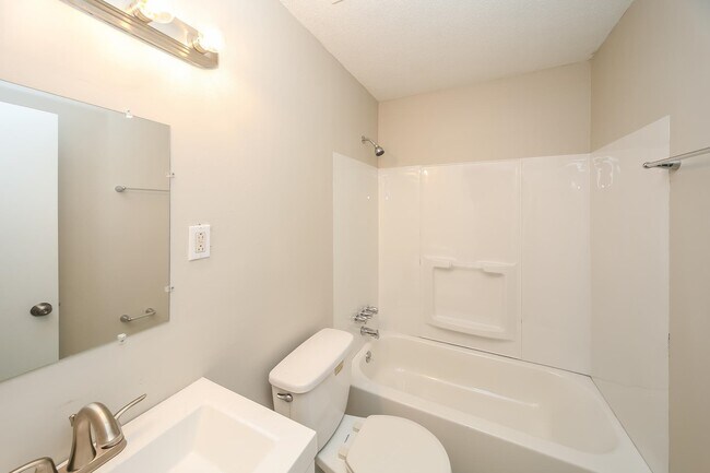 Building Photo - 4940 Clearbrook Cove