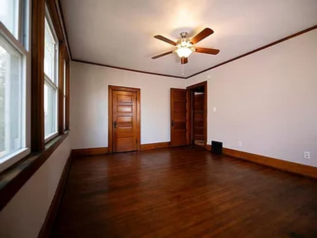 Building Photo - 910 S 25th St