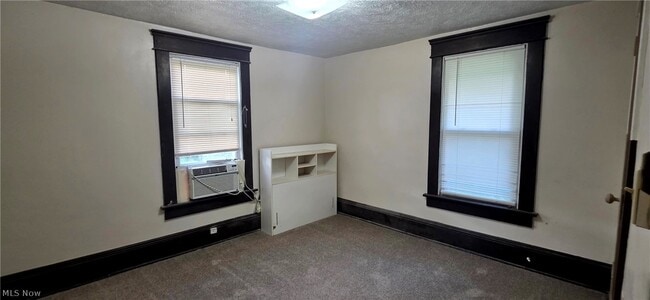 Building Photo - 382 W Cedar St