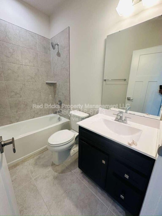 Building Photo - 9902 Oaklawn Blvd NW