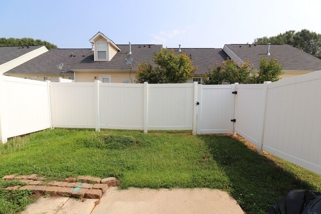 Building Photo - Location! Location! 3 bedroom End Unit Tow...