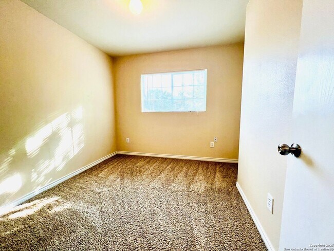 Building Photo - Beautiful Town Home in the Heart of San An...