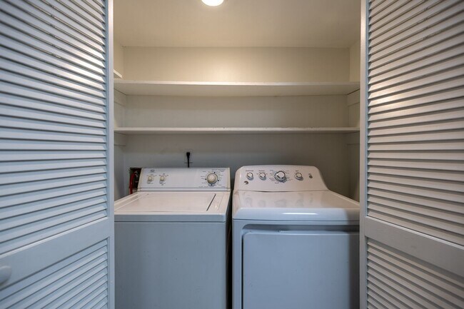 Building Photo - STUDENTS WELCOME! 3/2 Townhouse near USA! GATED! Students Welcome!