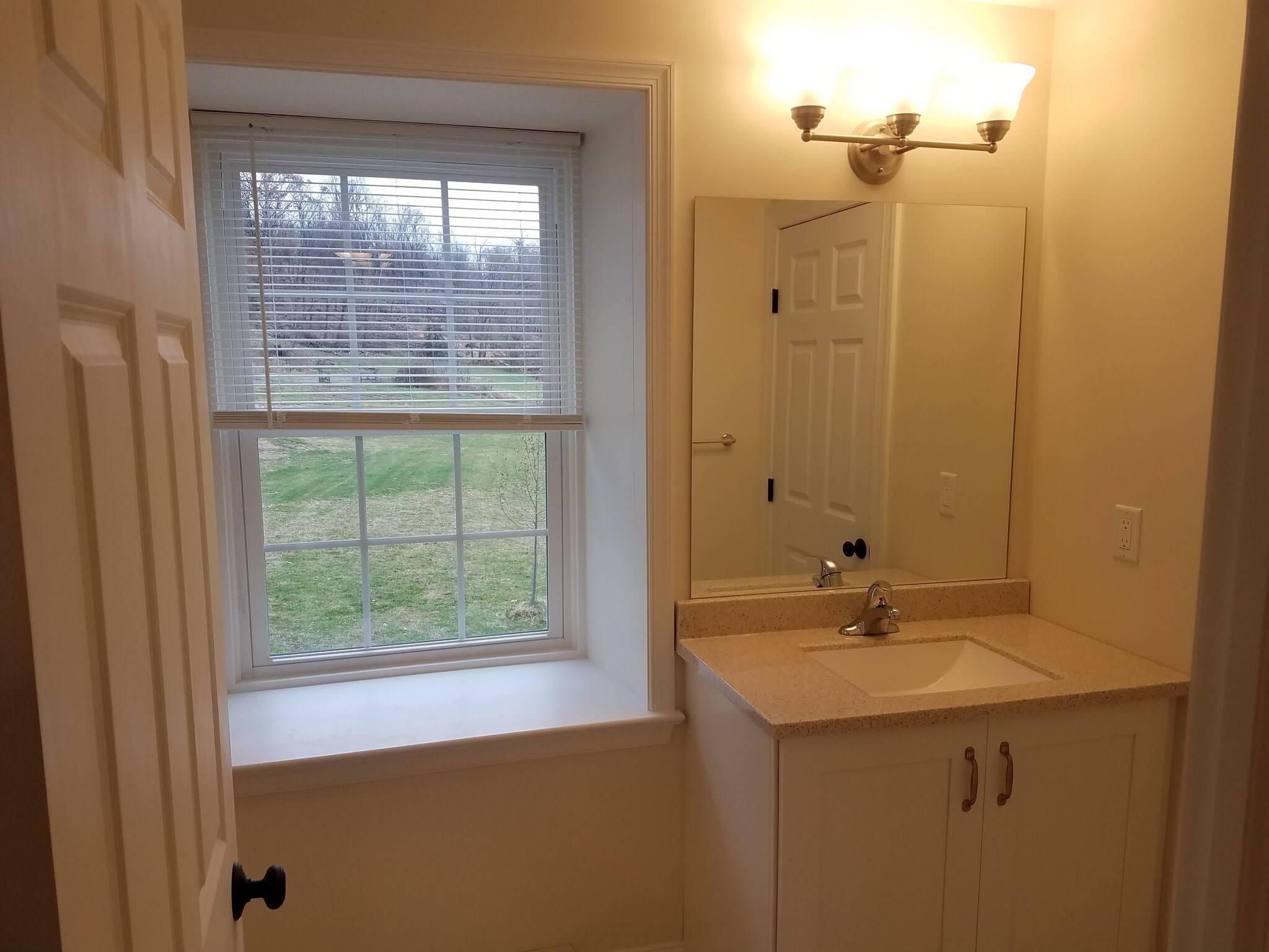 3rd suite bathroom - 2086 Kratz Station Rd