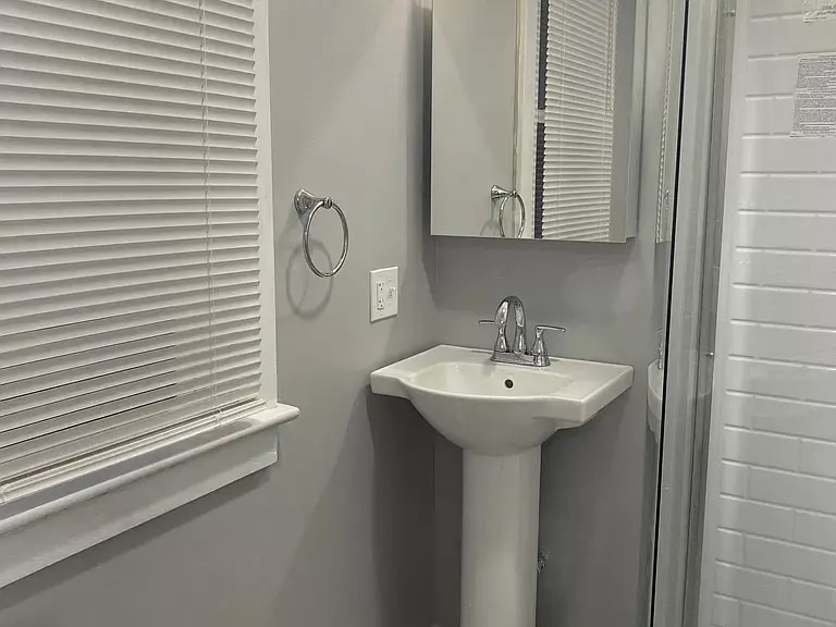 Building Photo - 10 Farm St