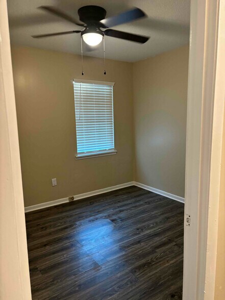 Building Photo - 633 Melanie St