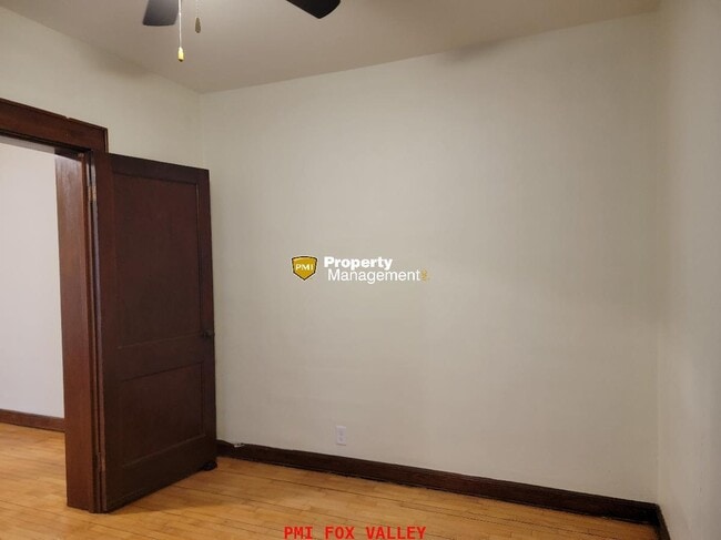 Building Photo - LARGE 2 Bed Lower Downtown Appleton