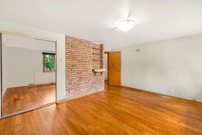 Building Photo - 214 E Spooner Rd