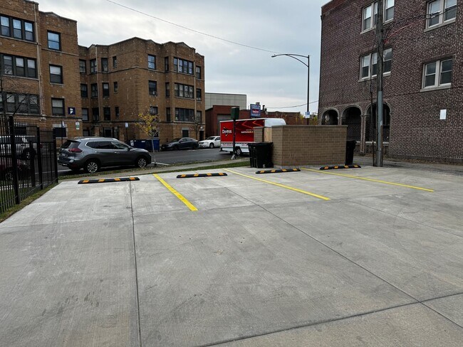 Building Photo - 7430 N Hermitage Ave