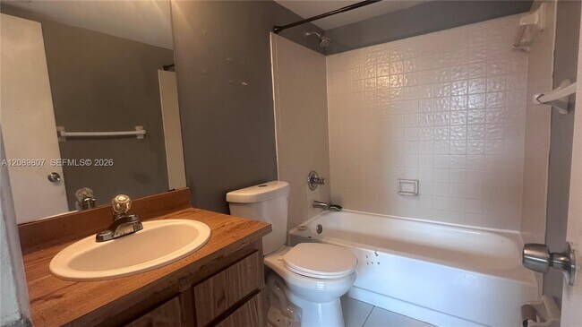 Building Photo - 821 Twin Lakes Dr
