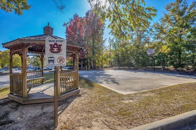 Building Photo - Southern Edge Condo Just Steps from Campus