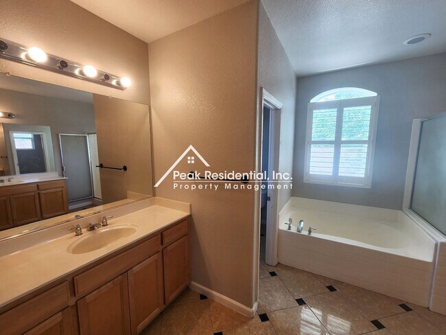 Building Photo - Spacious Stockton 5bd/3ba back up to Elkhorn Golf Club