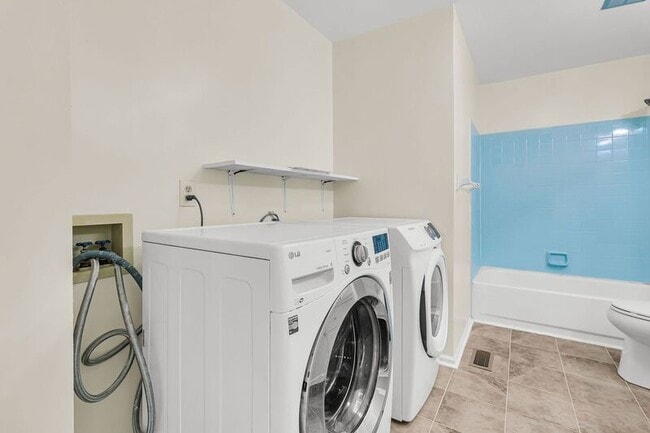 Building Photo - 121 Sully St