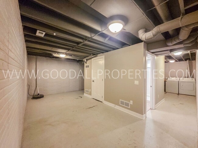 Building Photo - 3-Bedroom, 2.5-Bath Home in West Des Moines with Fully Fenced Yard & 2-Car Attached Garage