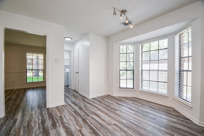 Building Photo - 3934 Forest Village Dr