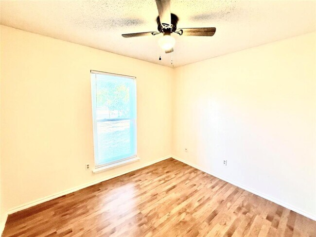 Building Photo - 710 Riverwood Dr