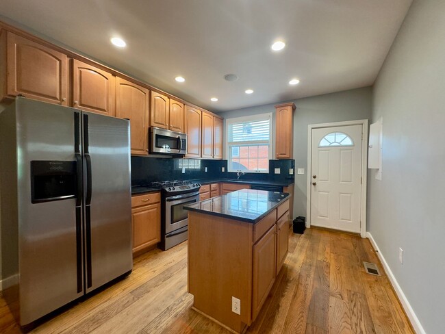 Building Photo - Spacious 3-Bedroom Townhome with Modern Am...