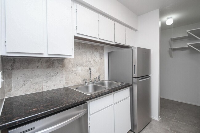 Building Photo - 10603 S Wilcrest Dr