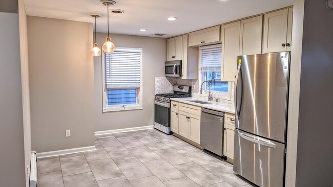 Building Photo - 5354 N Lydell Ave