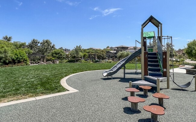 Building Photo - Bristol Cove townhome with lagoon views