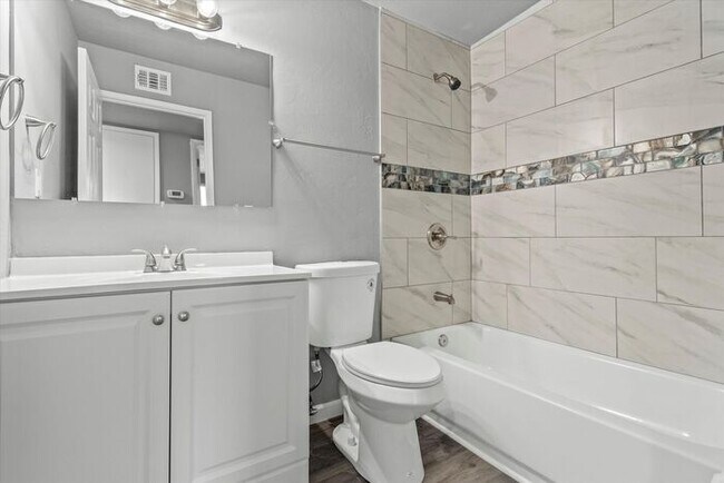 Building Photo - Great Eastside Home!