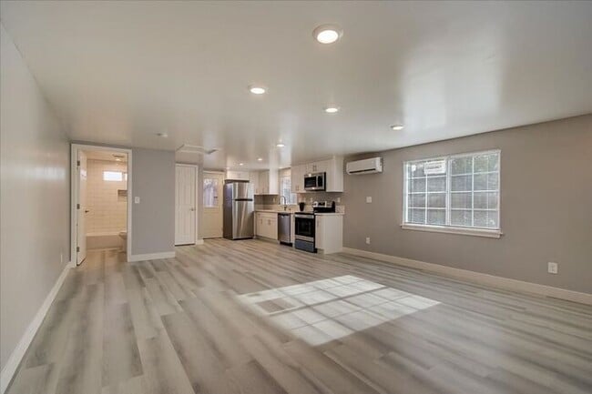 Building Photo - Studio w/ In-Unit W/D + Quartz Kitchen in Sacramento