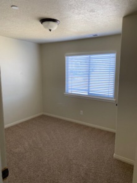 Building Photo - 3543 E Rock Creek Rd