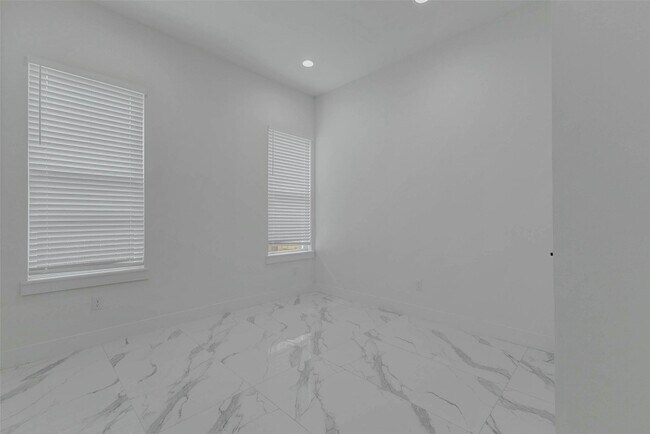 Building Photo - 5727 Elysian St