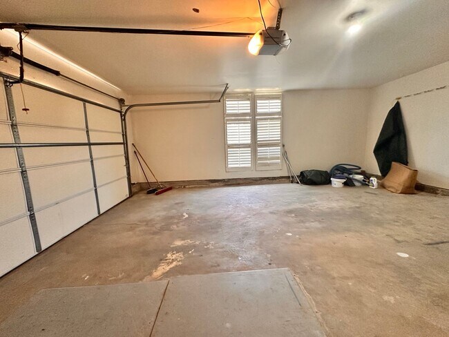 Building Photo - Spacious 4 Bed in Deer Creek
